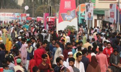 মাতৃভাষা দিবসে বইমেলায় মানুষের ঢল